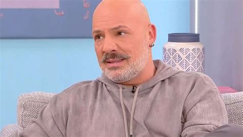 Νίκος Μουτσινάς Το κομμάτι είναι gay δεν είναι gay δεν αφορά κανέναν Γόβα Στιλέτο