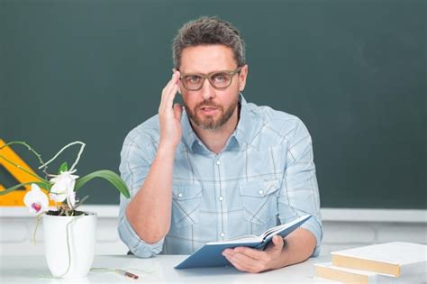 Journée des enseignants Portrait d un enseignant mature ou d un professeur tuteur travaillant à