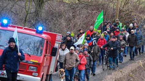 Hunderte Protestieren Bei Tagebaugebiet Gegen Braunkohle WELT