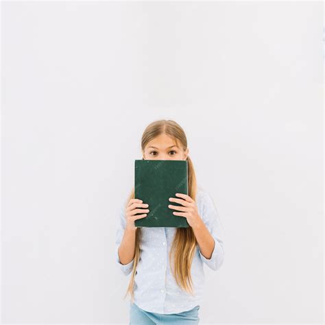 Прекрасная счастливая девушка позирует с книгой | Бесплатно Фото