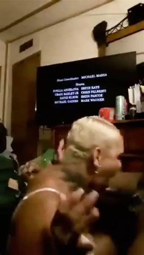 Vidéos porno gratuites Blonde Mature Aux Cheveux Courts xHamster