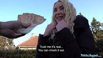 Public Agent atemberaubende blonde Amaris enthüllt ihren Körper in sexy roten Dessous