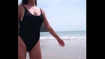 Bikini noir et flash passionné sur la plage XVIDEOS