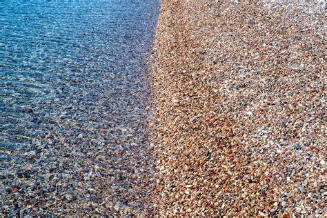 Agua Clara En El Mar Y Playa De Guijarros Foto Premium