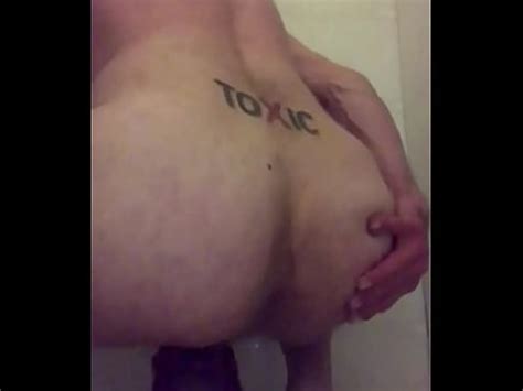 Salope gay dans la douche fait son numéro de pute pour allumer les mecs XVIDEOS