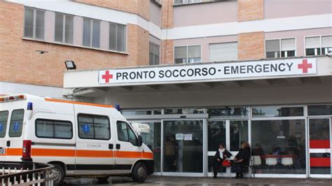 Forte Dolore Alladdome Ma I Medici Scoprono Che Ha Un Tubo Di Gel