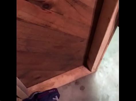 Esposa sexy cambia a marido cachondo pajeándose XVIDEOS