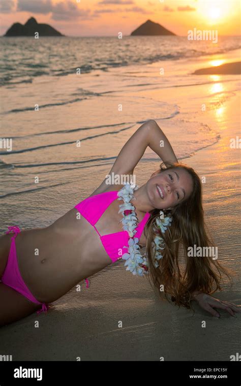 Sch Ne Blondine Im Bikini Am Strand Von Hawaii Stockfotografie Alamy