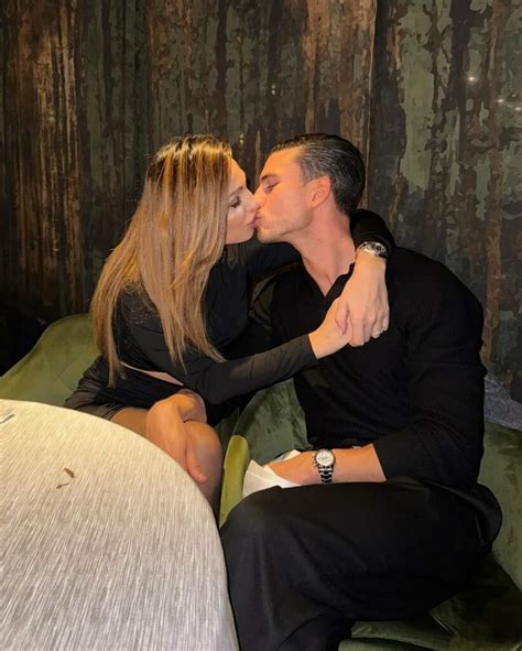 Anna Tatangelo single a Ibiza il bikini è super hot