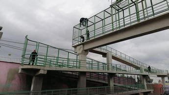 Policía evitan que hombre salte desde puente peatonal en CdMx Grupo