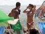 EGO Deborah Secco exibe boa forma na praia dois meses após dar à luz