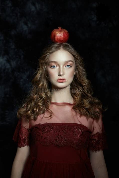 Belle Fille Blonde Avec Le Fruit De Grenade Dans Ses Mains Portrait De Ressort D Une Jeune