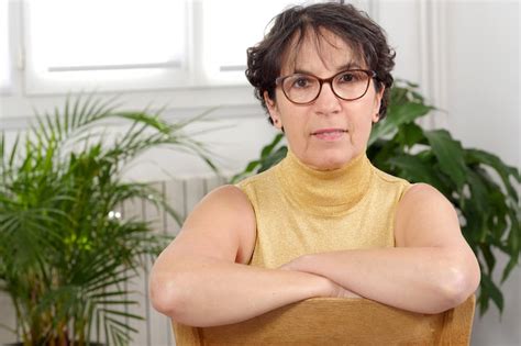 Portrait De Femme Mature Brune Avec Des Lunettes Photo Premium