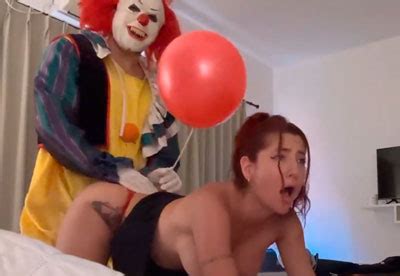 EL PAYASO PENNYWISE SE TERMINA FOLLANDO A UNA ARGENTINA PELIRROJA Porno Amateur Latino