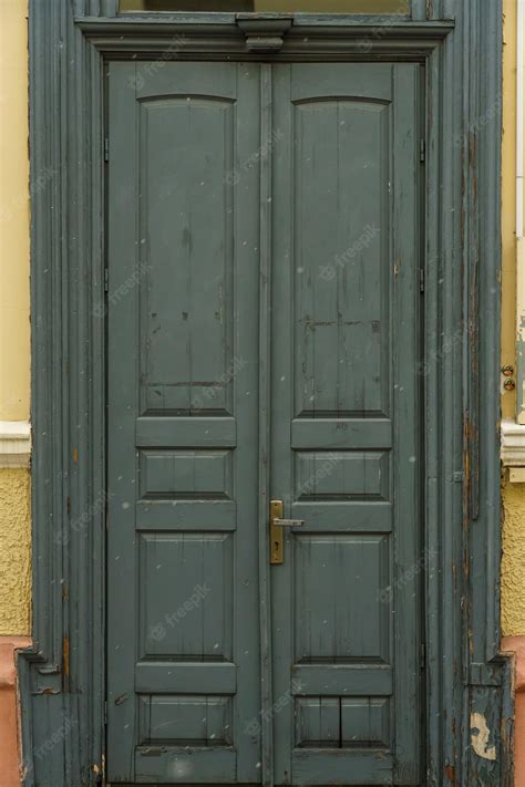 Hermosas Puertas De Madera Vintage Con Elementos Decorativos Tallados