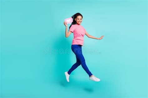 Foto De Perfil De Cuerpo Completo Del Peinado De Brunette Dulce Jovencita Aguanta Como