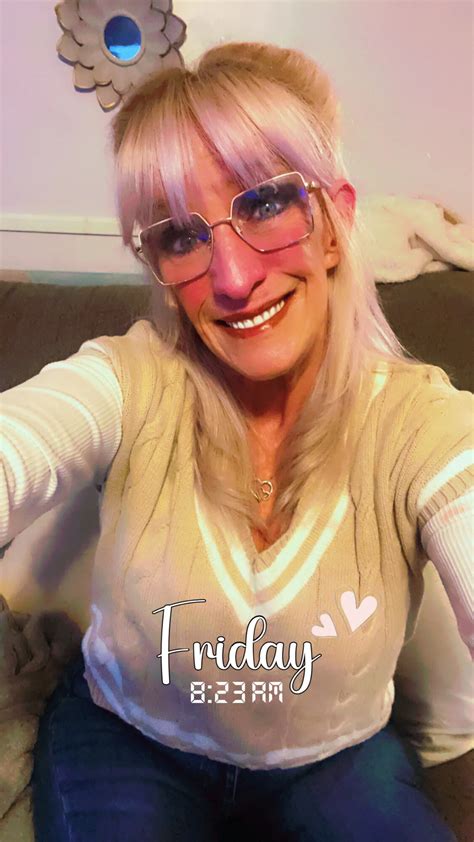 Jenni Full Of Smiles Nude Pics XHamster