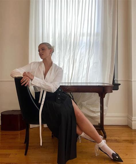 Celeb Renee Rapp Nude Photo 22 Thefappening2015