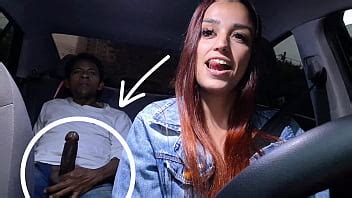 Conductora de reparto guarrilla pilla a pasajero talentoso masturbándose por detrás XVIDEOS