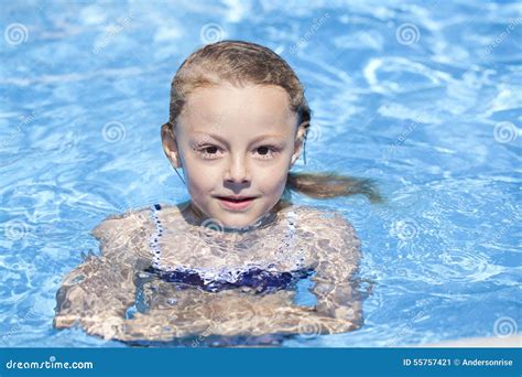 Dziecko Dziewczyna W Błękitnym Bikini Blisko Pływackiego Basenu Gorące Lato Obraz Stock Obraz