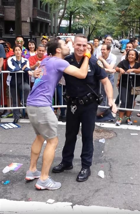 Video Muere Polic A Famoso Que Bail En Desfile De Orgullo Gay