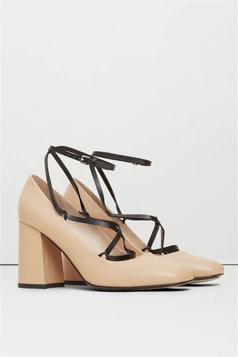 Oto O En Clave Nude Woman