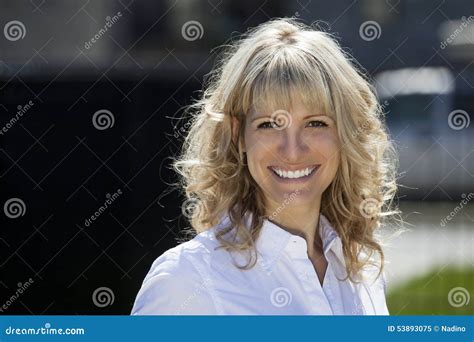 Portrait D Une Femme Blonde Heureuse Dehors Image Stock Image Du Lifestyles Femelles 53893075
