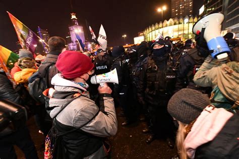 11 zatrzymanych po proteście Strajku Kobiet w Warszawie RMF 24