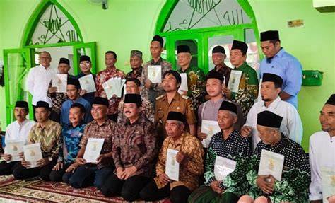 Menteri ATR BPN Serahkan Sertipikat Aset Pemkab Madiun Dan Tanah Wakaf