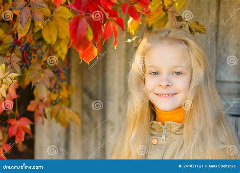 Portrait D Une Belle Petite Fille Blonde Souriante Avec Des Cheveux Longs Dans Un Chapeau Pas