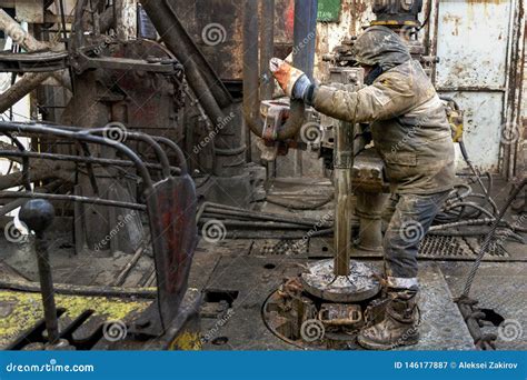 El Trabajador Costero De La Plataforma Petrolera Prepara La Herramienta