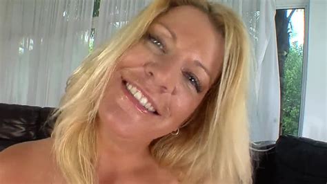 Perfect Babe With Gigantic Hooters Enjoy It To Wiggle Her Hooters Hotntubes