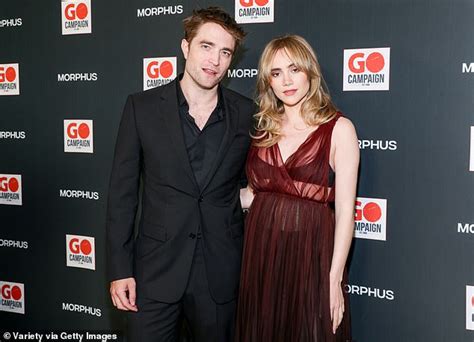 Suki Waterhouse Luce Su Tonificado Cuerpo En Diminuto Bikini Negro