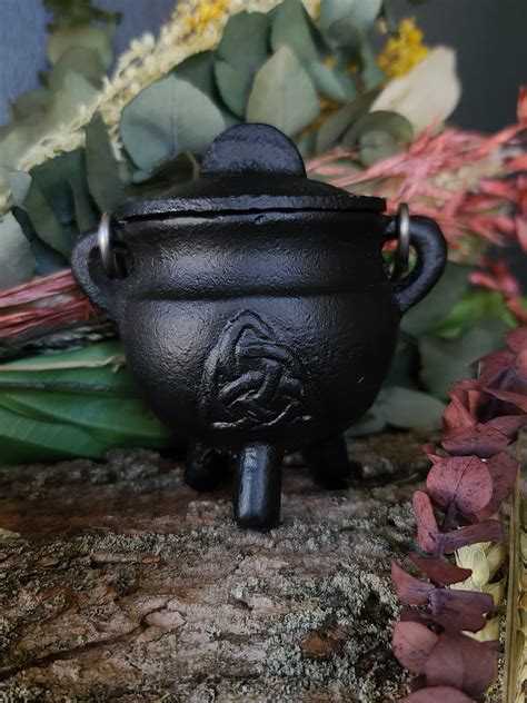 Triquetra Cast Iron Cauldron W Lid Maevas Cottage