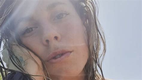 Alix Koh Lanta topless à la plage en pleine séance de sport en bikini à la piscine Elle