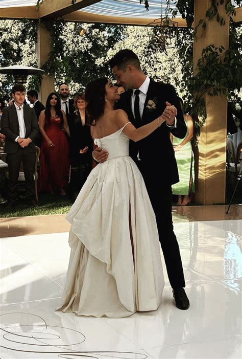 Sarah Hyland And Wells Adams' Wedding Photos And Details