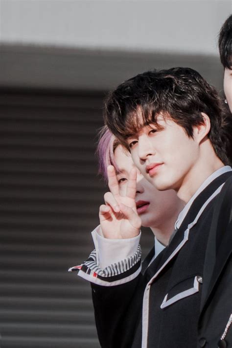 Top 20 nam idol Kpop hot nhất tháng 2 Jin BTS khó đánh bại B I Saostar vn