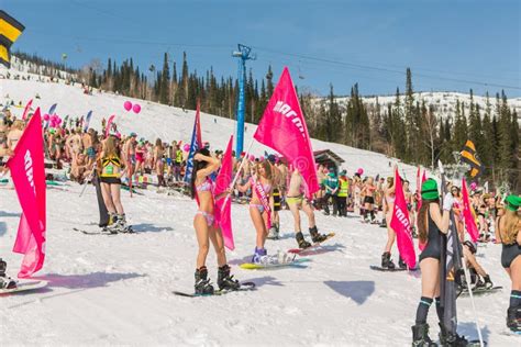 Grupo De Mujeres Bonitas Felices Jovenes En Una Snowboard En Bikini Colorido Con Las Banderas