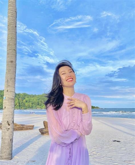 Thuý Ngân diện bikini cánh bướm khoe đường cong siêu thực Saostar vn