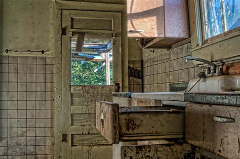 LynneRichardsPhotography: Abandoned Kitchen