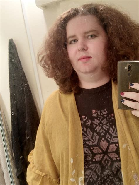 She/they amab first time trying eyeliner and eyeshadow! Got a lot to