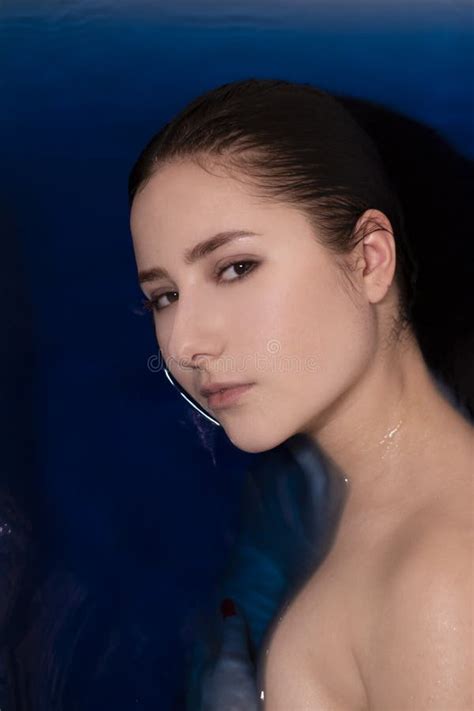 Portr T Der Attraktiven Brunette Frau Schulterfrei In Der Blauen Fl Ssigkeit In Der Badewanne