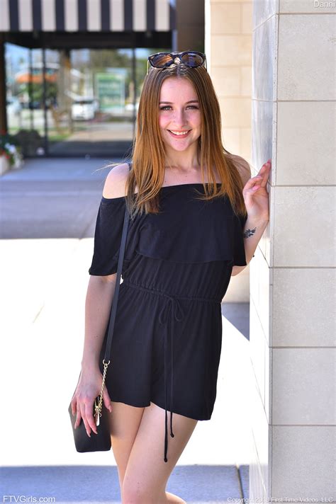 Sexy Brunette Lassie Likes Spreading Her Pussy Photos