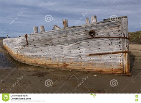 Navio De Madeira Velho Encalhado Em Um Sandy Beach Foto De Stock