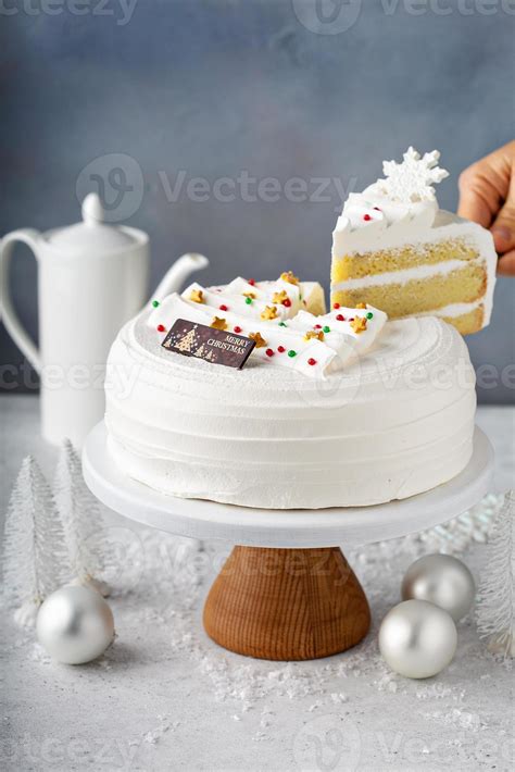 White Christmas cake 15945977 Stock Photo at Vecteezy