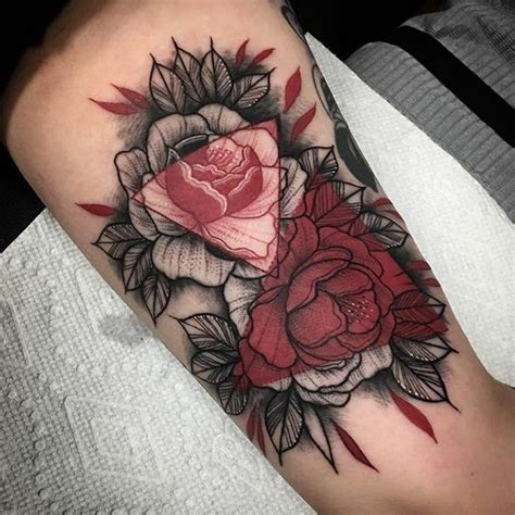 X Een Prachtige Driehoek Tattoo Met Bloemen Betekenis One Hand