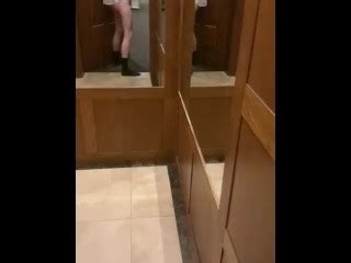 公衆トイレでけいれんを捕まえようとしているチェコのイケメン Pornhub Gay