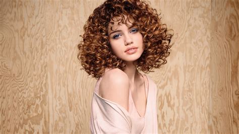 Halflang vrouwelijk kapsel met krullen en spiralen