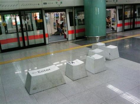 Гигантская клавиатура в метро