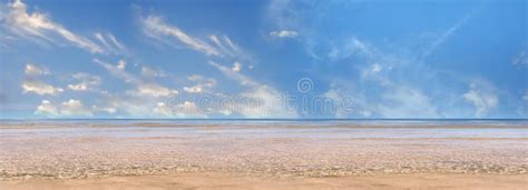 Cielo Nublado Nubes Blancas Azules Y Puesta De Sol Amarilla Rosa En El